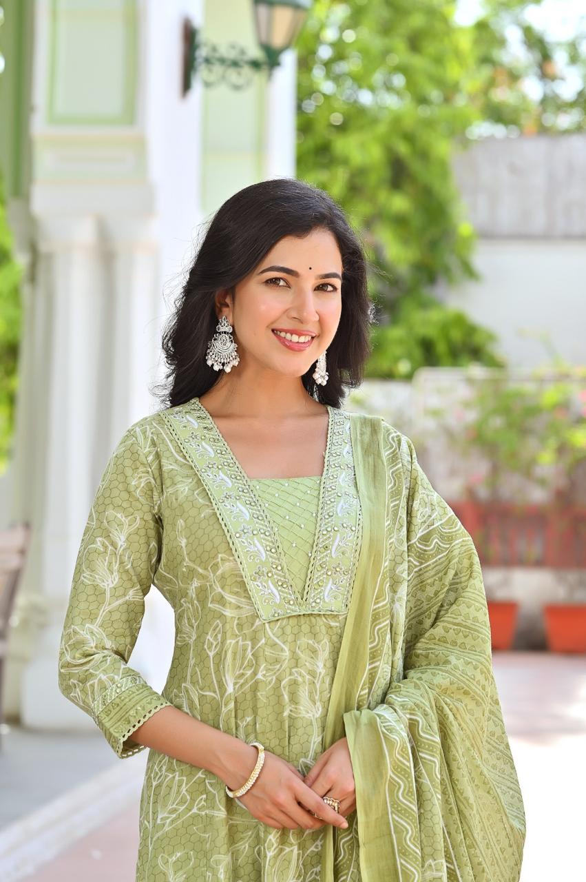 Elegant Vine Embroidered Kurta Set with Dupatta - Naticraft