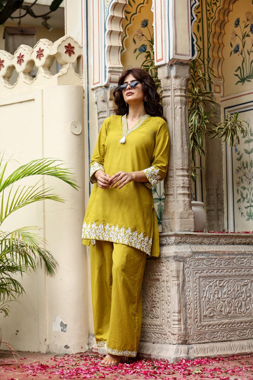 Elegant Floral Embroidered Ethnic Co-ord Set - Naticraft